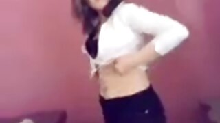 सुंदर ग्लॅमर लेस्बियन्स भिंतीजवळ एकमेकांना प्रसन्न करतात