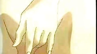 तिच्या पाठीवर टॅटू असलेली सॅलसियस श्यामला कोंबडा चालवते आणि ब्लोजॉब देते