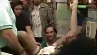 लहान केसांचा मोहक जपानी काळा डोके आनंदाने घन बीजे देते