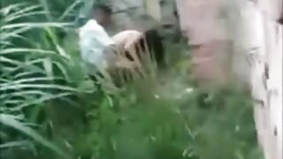 बाहेर बुस्टी मिल्फ विनम्रपणे तिचे पाय पसरत आहे