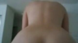 गडद केसांचा घाणेरडा सेक्स पॉट सोफ्यावर वाफेवर एकटा सादर करतो