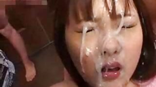 दोन कामुक बाळे Ava आणि Inna एकमेकांना बोटे मारत आहेत