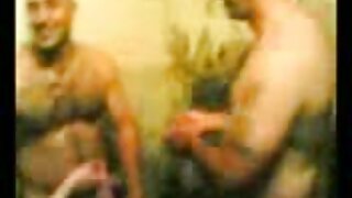कुरळे डोळ्यांसह कुरळे श्यामला ऑड्रे एल्सन जाड नळी वाजवते