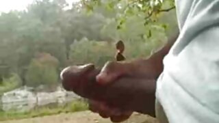 सुंदर गोरा किशोर कुत्र्याच्या स्थितीत कठोरपणे हाड बांधलेला आहे