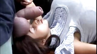 गोड दिसणारी किशोरी एकट्याने तिच्या गुळगुळीत मांजरीसह खेळते