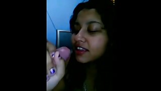 सुंदर श्यामला मुलगी CLAUDIA BELLA हिला ब्लॅक ड्यूडने मारण्याची इच्छा आहे