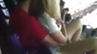 लहान स्कर्टमध्ये गोड दिसणारी श्यामला मसाज पार्लरला भेट देते