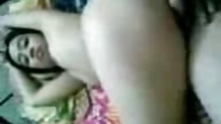 छान गाढव असलेली कॉलेज कुत्री तिच्या गांडाचे भोक चोदते