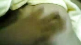 बस्टी वेश्या Ava Dalush तिच्या स्लिटला व्हायब्रेटरने तृप्त करते