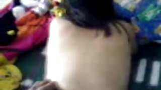उत्साही ऑबर्न निम्फो एकट्याने जाते आणि तिची भुकेलेली ओलसर चिरा हस्तमैथुन करते