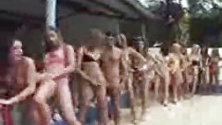 विकृत गरम श्यामला तिची मांजर खाऊन टाकते आणि ढीग एकाच वेळी कडक होते